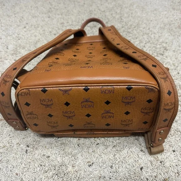 Authentic MCM Medium size backpack - Picture 3 of 12